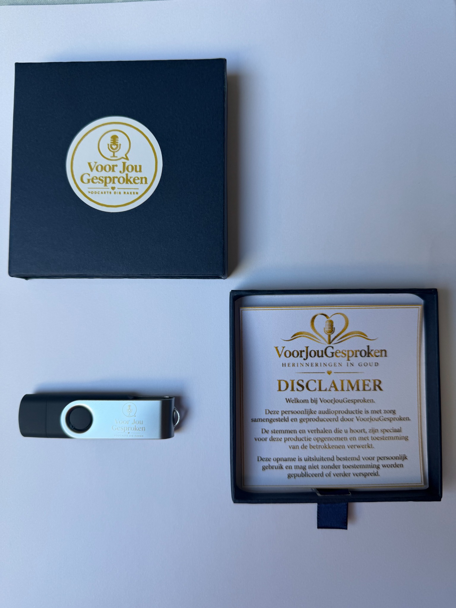 Gesloten donkerblauwe geschenkdoos met het gouden logo van VoorJouGesproken